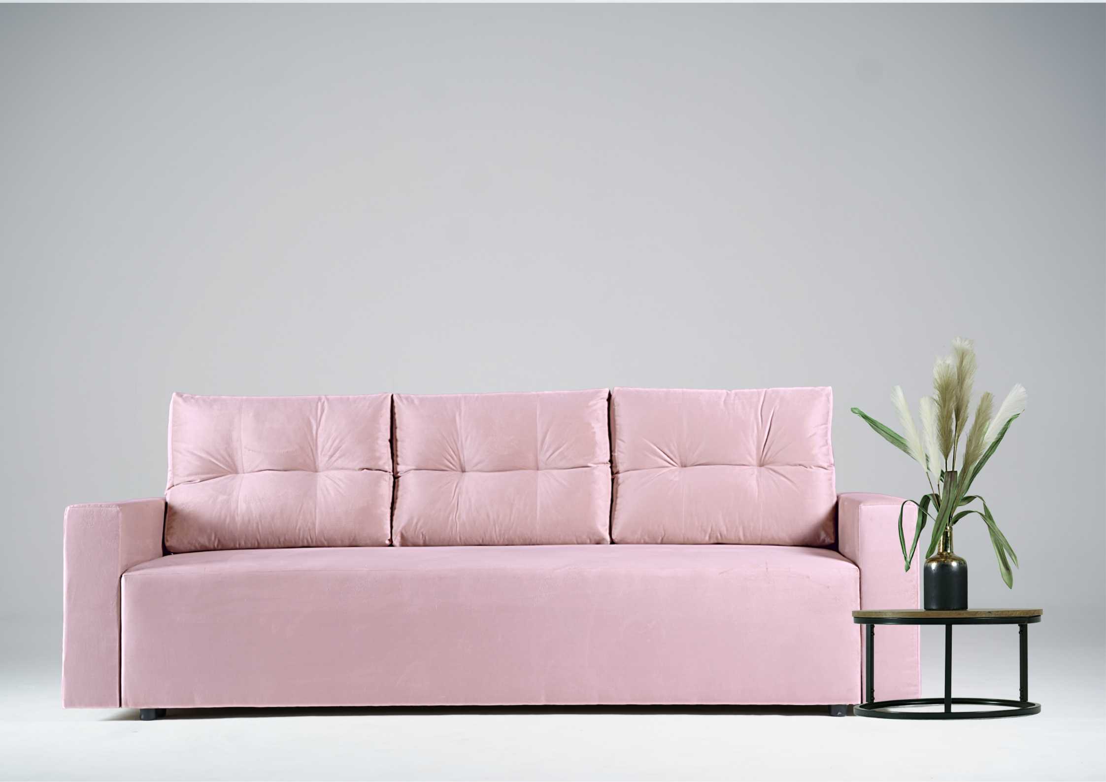 Różowa kanapa z pikowanymi poduszkami